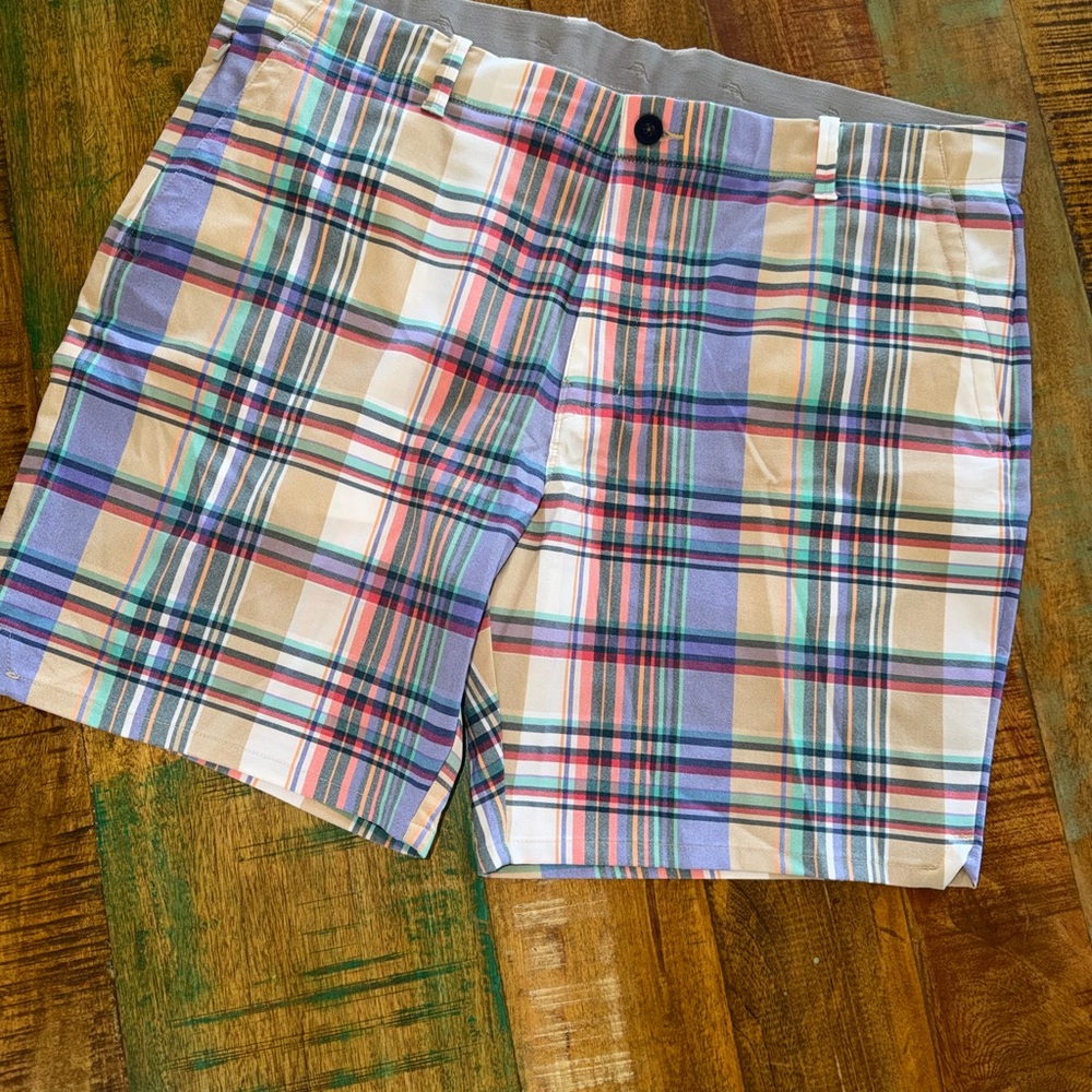 Tommy Bahama Plaid men’s lightweight shorts. Size 40. New without tags